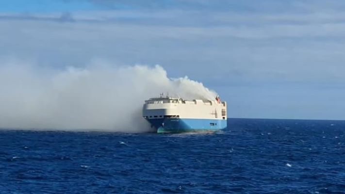 Un carguero repleto de coches de lujo arde a la deriva en medio del Atlántico