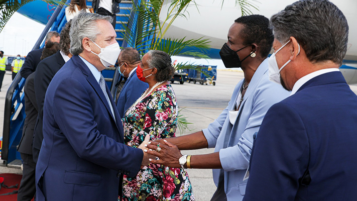 El Presidente arribó a Barbados y se reunirá con la primera ministra Mia Mottey