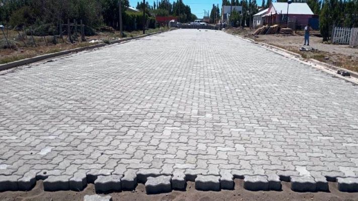 Comenzó el adoquinado en calles estratégicas de Lago Blanco