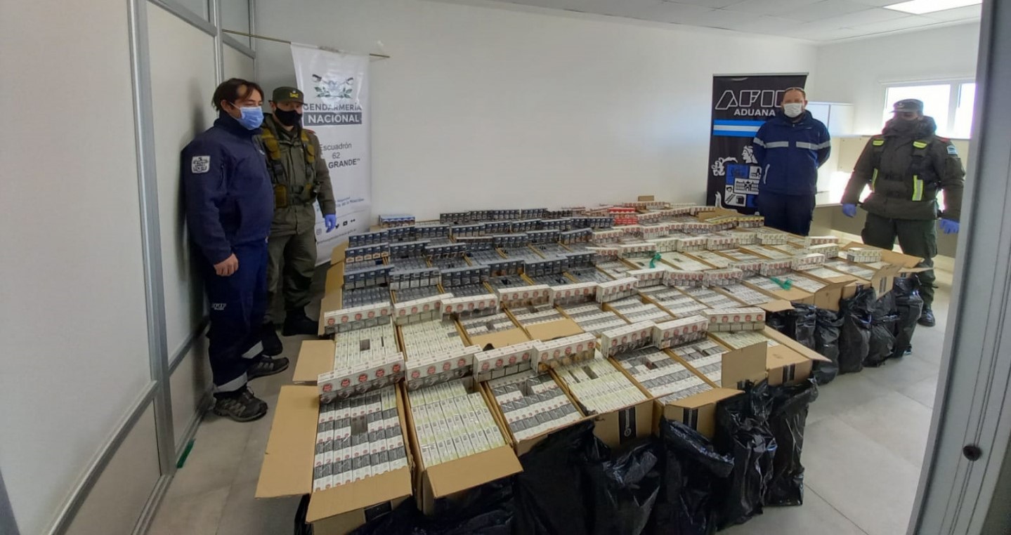 Interceptan contrabando de 38.950 atados de cigarrillos que eran trasladados hacia Chile