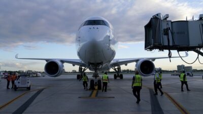 Algunas aerolíneas cancelan o desvían los vuelos a Ucrania