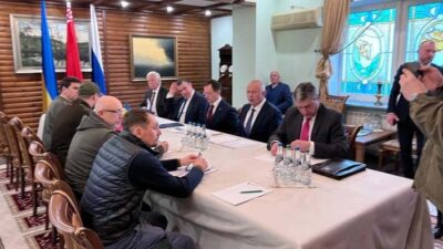Ucrania y Rusia acuerdan un alto el fuego temporal para evacuar civiles