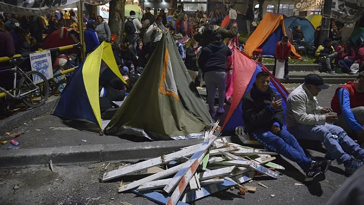 Piqueteros que atacaron el Congreso exigen que les restituyan los planes sociales