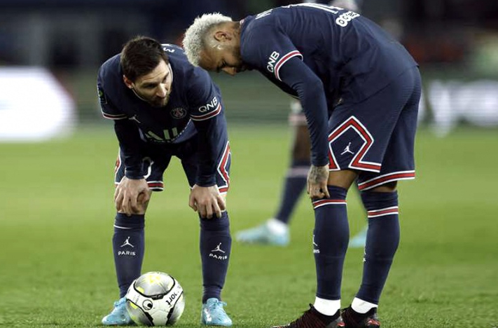 Tras la eliminación en la Champions, hinchas del PSG silbaron a Messi