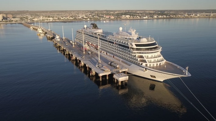 El crucero Viking Jupiter llegó a Madryn