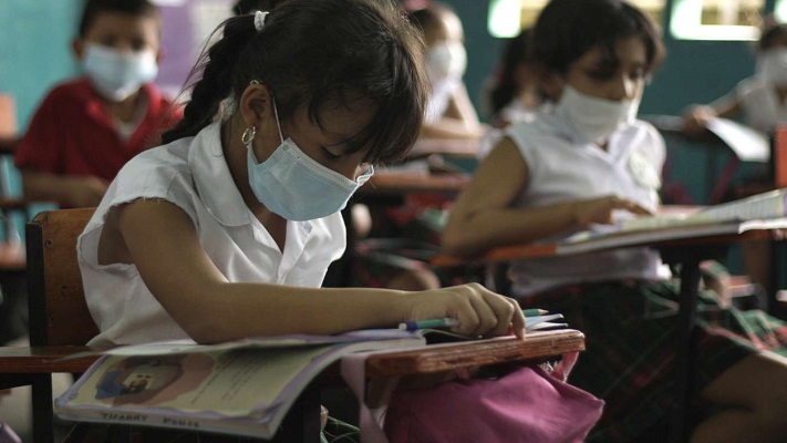 Padres denuncian a maestros por exigir uso de tapaboca en las aulas