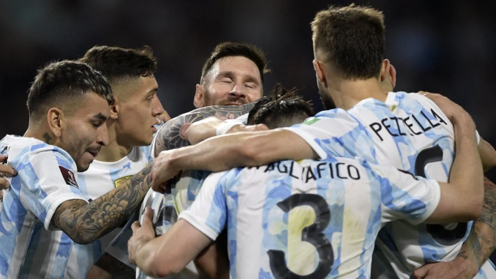Argentina goleó a Venezuela y llegó a los 30 partidos invicto