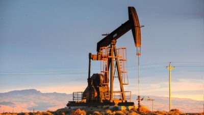 El precio del crudo alcanza valores más altos de casi una década