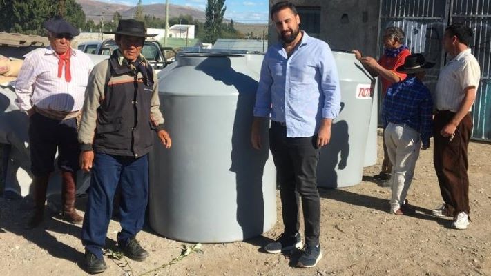 Entregaron tanques de agua a la comunidad Sierras de Gualjaina