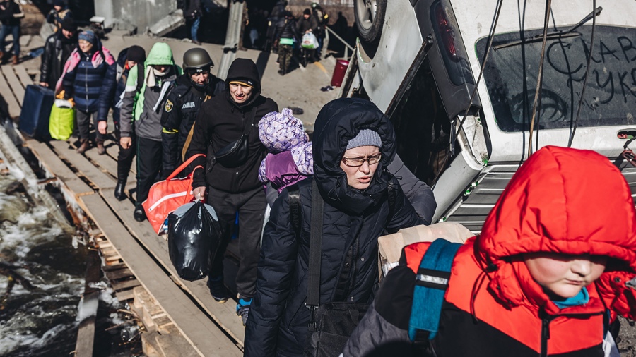 Ucrania reanudó la evacuación de civiles por corredores humanitarios acordados con Rusia