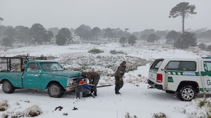 Gendarmes rescatan a ciudadanos varados por temporal de vientos y nieve en Neuquén