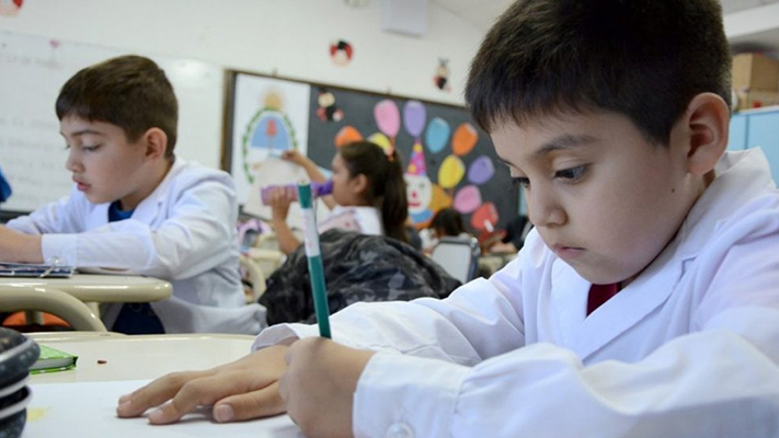 Las escuelas primarias tendrán una hora de clases más por día