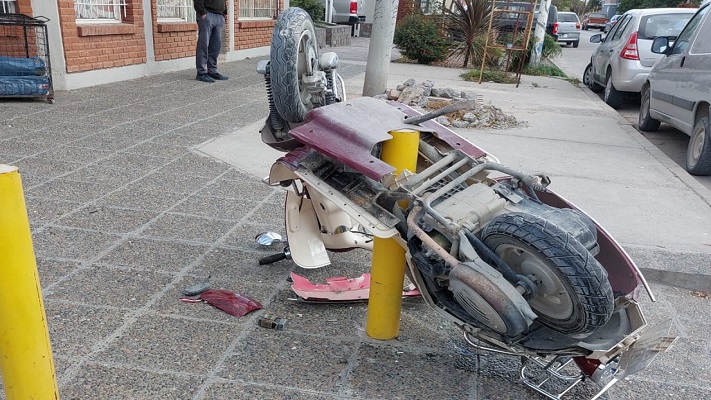 Camión embistió a una moto y la dejó clavada en un poste