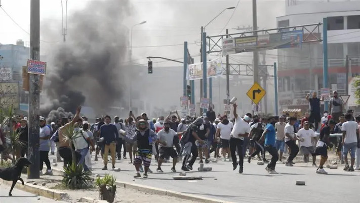 Denuncian caos social, saqueos en Perú y piden adelantar elecciones