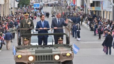 Arcioni presidió el desfile por los 40 años de la Gesta de Malvinas
