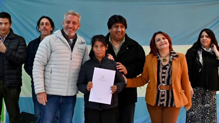 Arcioni entregó subsidios para la conexión de gas a 13 familias de José de San Martín