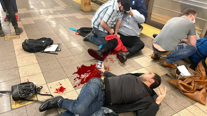 Tiroteo en una estación de metro de Brooklyn dejó al menos 13 heridos