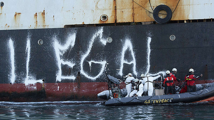 Greenpeace enfrentó a un barco de pesca ilegal