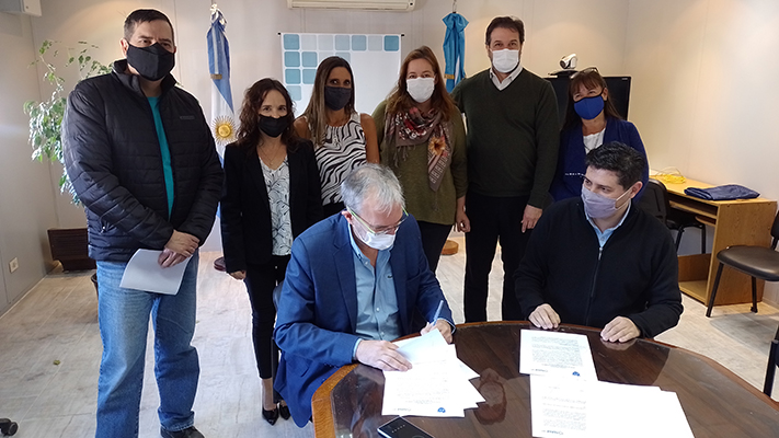 Convenio entre Salud y la San Juan Bosco para dictar un curso sobre recupero de costos