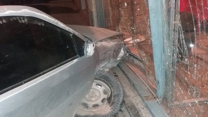 Madryn: festejo tardío de «San Patricio» terminó con auto incrustado en una gomería