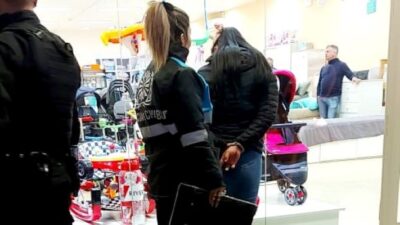 Mecheras, con niños y bebés, robaron en dos locales del centro de Madryn