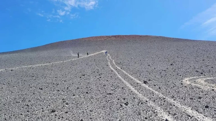 Turistas dañaron un volcán con cuatriciclos y pagarían una millonaria multa