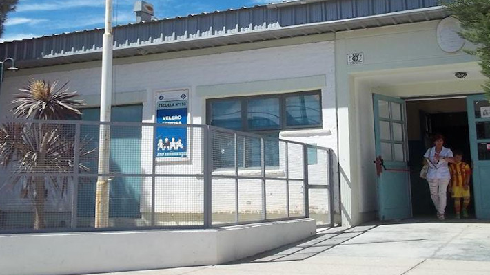 Madryn: a un nene se le atascó el dedo en la puerta de una escuela