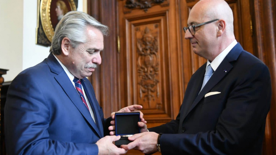 El Presidente visitó La Sorbona y recibió una medalla honorífica