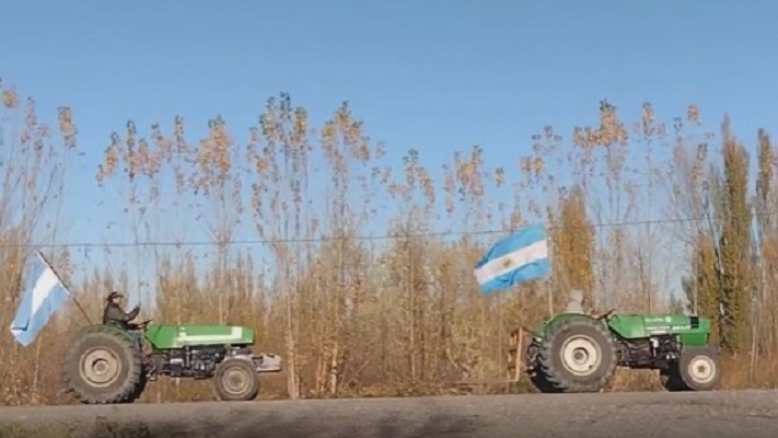 Productores de la región llevan adelante el «Tractorazo» en Río Negro