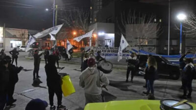 La policía de Río Negro mantiene acampe en reclamo de mejoras salariales