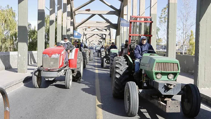 Tractorazo en el Alto Valle exhibe la agonía de los productores