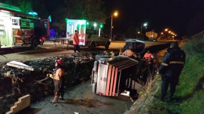 Incrustó su camioneta en un canal, volvió a buscar las llaves de su casa y se cayó nuevamente