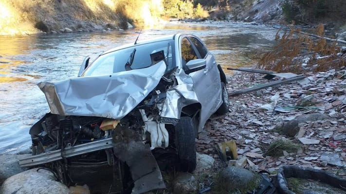 El Bolsón: un auto chocó y cayó al río desde el puente El Foyel