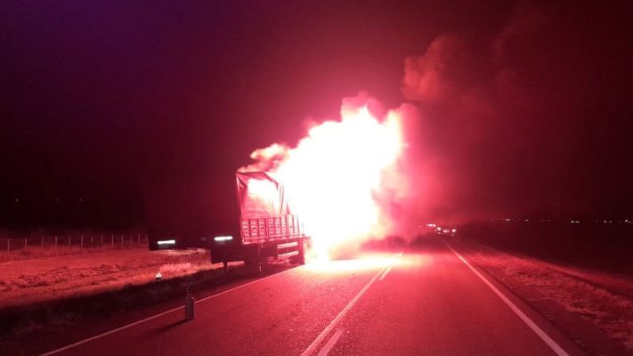 Un camión se incendió sobre la Ruta 3 cerca de Puerto Madryn