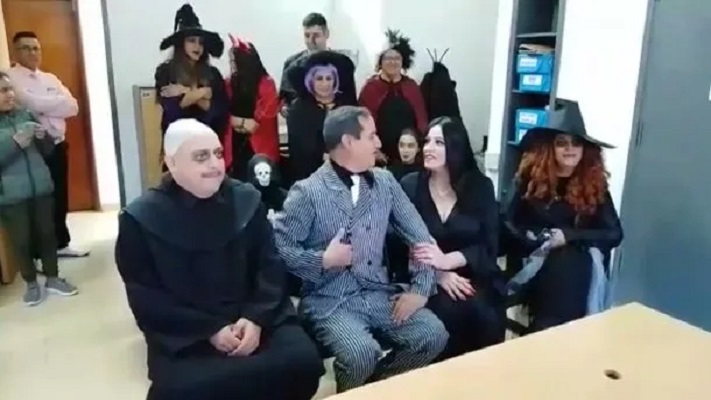 Celebraron tres décadas de pareja y se casaron disfrazados de Los Locos Addams