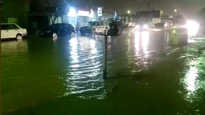 Temporal en el Valle: calles anegadas y un choque frontal entre Rawson y Trelew