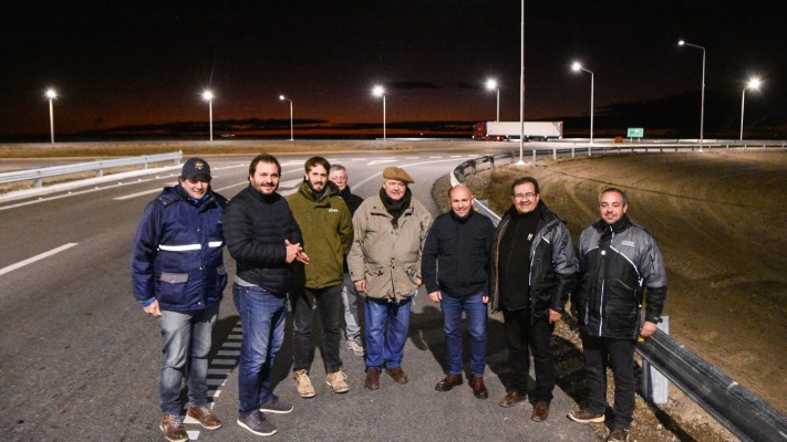 Quedó inaugurada la iluminación en la rotonda de ingreso a Madryn