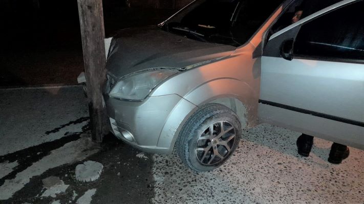 Manejaba borracho y chocó contra un poste de luz