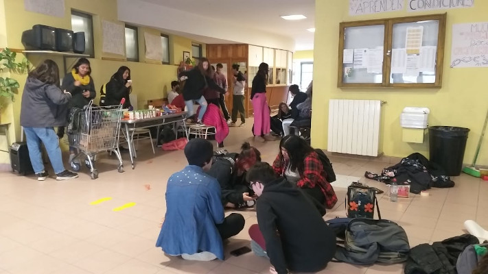 Alumnos realizaron «toma pacífica» de la Escuela 713 de Esquel por falta de obras