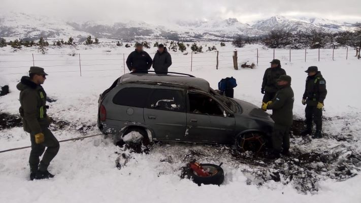 Gendarmes asisten a víctimas tras temporal de nieve