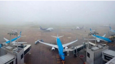 Más de veinte vuelos afectados por la niebla en Ezeiza y Aeroparque