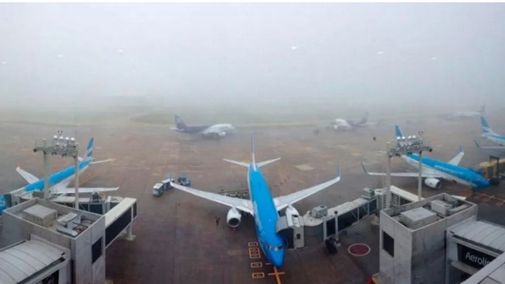 Más de veinte vuelos afectados por la niebla en Ezeiza y Aeroparque