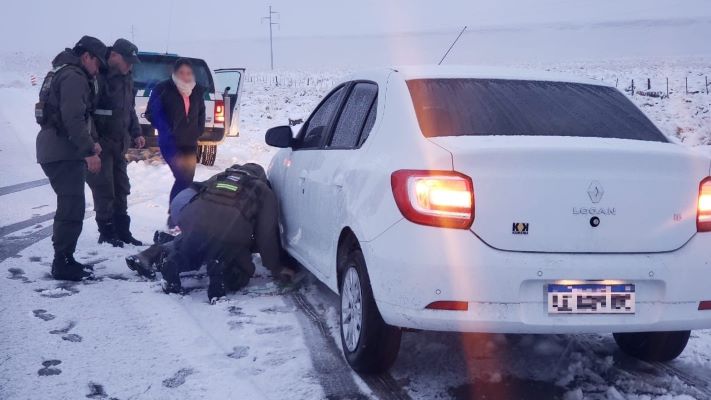 Gendarmes colaboran y asisten a los ciudadanos ante las intensas nevadas