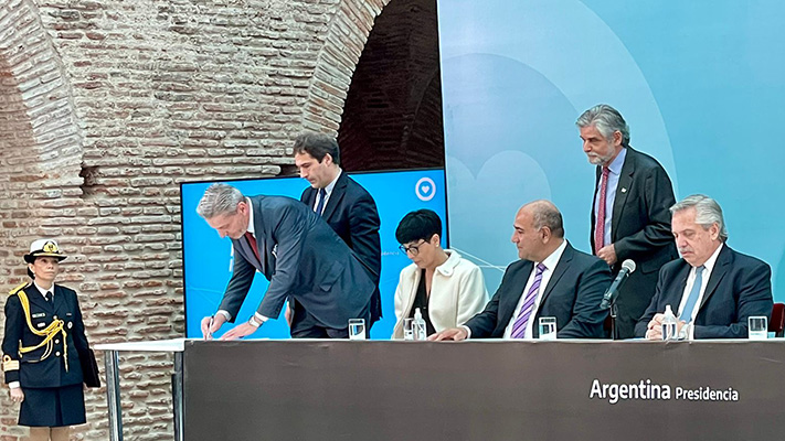 Arcioni firmó con Alberto Fernández la conclusión de la obra del CIEFAP