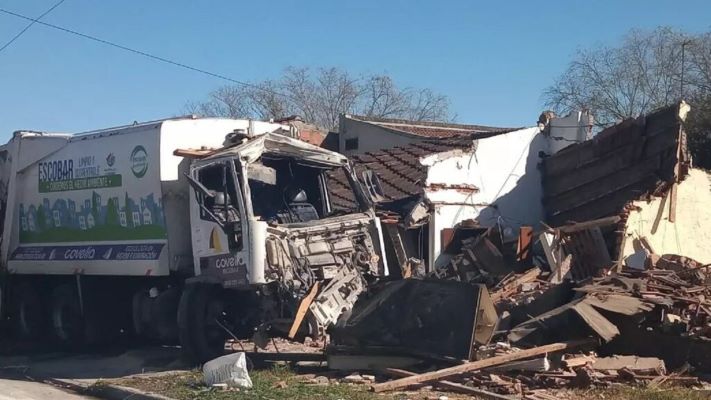 Camionero borracho se incrustó contra una casa y la destruyó