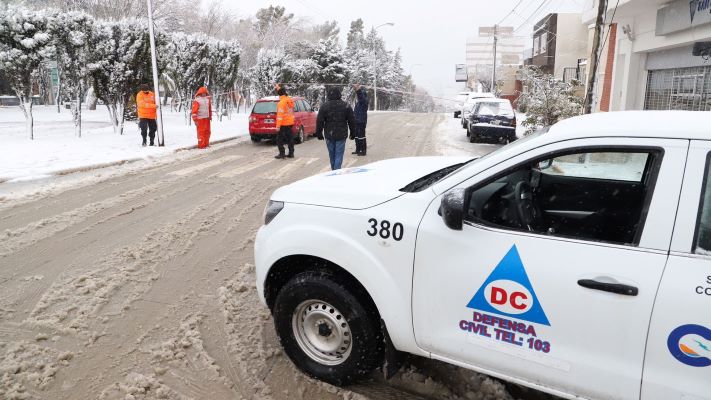 Comodoro: el Municipio mantiene un operativo de limpieza de nieve en todos los barrios