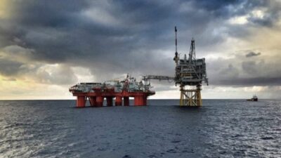 El precio del petróleo cayó por debajo de los 100 dólares