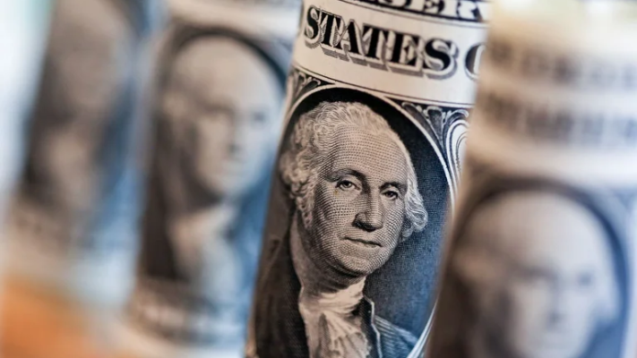 Récord histórico: El dólar libre tocó un máximo de 302 pesos