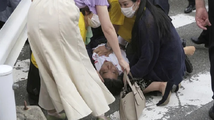 Asesinaron a balazos al ex premier japonés Shinzo Abe durante un acto de campaña