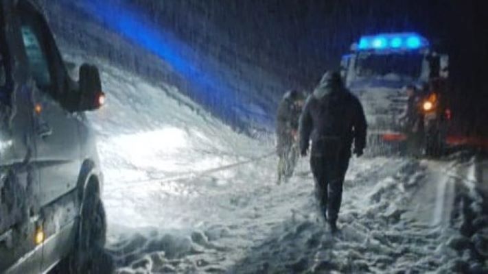 Gendarmes rescatan a 47 personas que quedaron varadas en medio de las intensas nevadas
